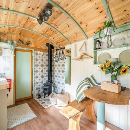 Spinney Retreats - 2 X Unique Shepherds Huts Dog Friendly Northampton Exterior photo