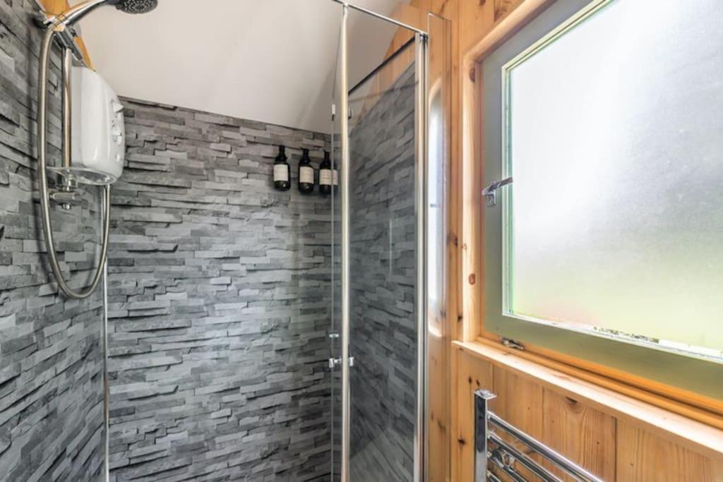 Spinney Retreats - 2 X Unique Shepherds Huts Dog Friendly Northampton Exterior photo