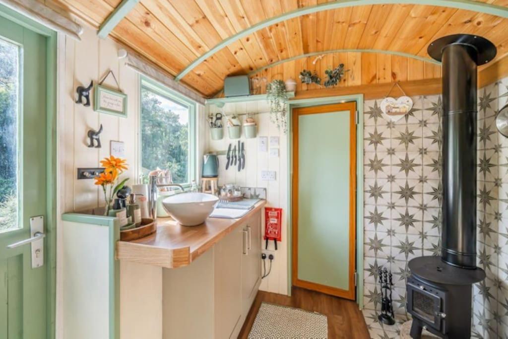 Spinney Retreats - 2 X Unique Shepherds Huts Dog Friendly Northampton Exterior photo
