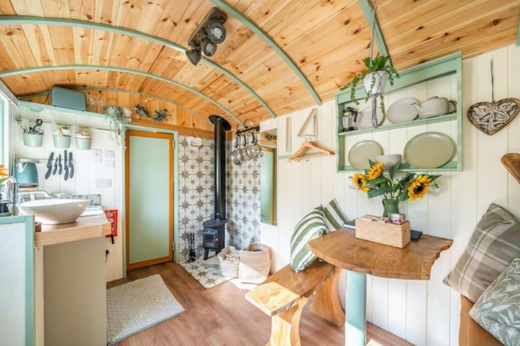 Spinney Retreats - 2 X Unique Shepherds Huts Dog Friendly Northampton Exterior photo