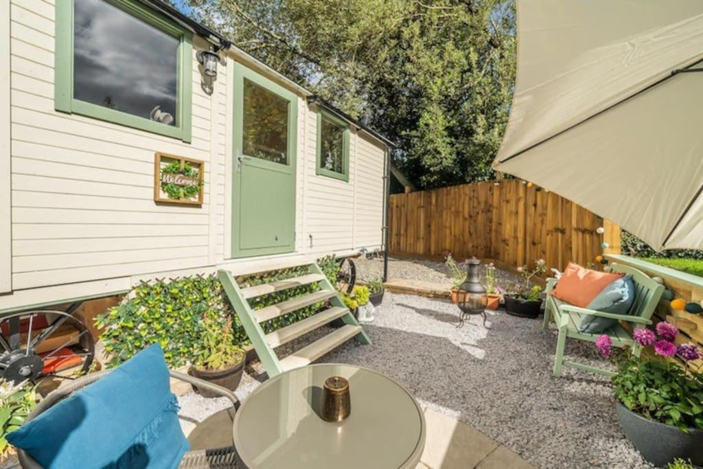 Spinney Retreats - 2 X Unique Shepherds Huts Dog Friendly Northampton Exterior photo