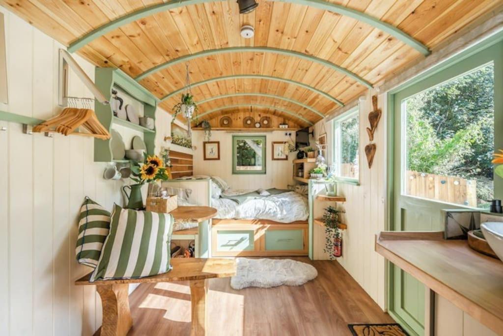 Spinney Retreats - 2 X Unique Shepherds Huts Dog Friendly Northampton Exterior photo