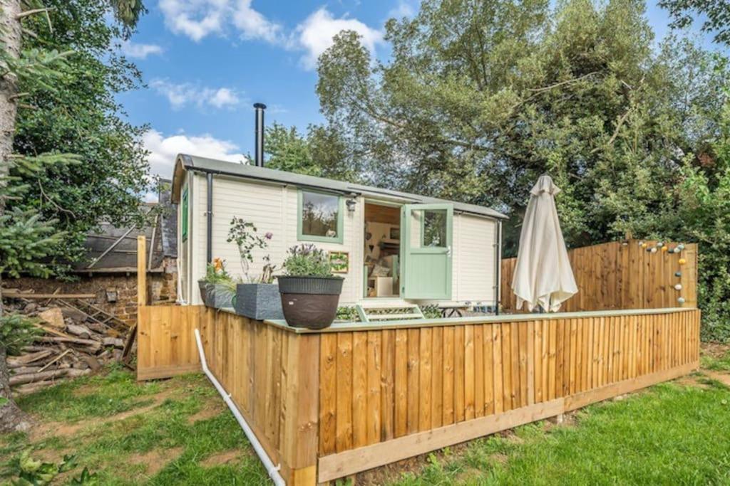Spinney Retreats - 2 X Unique Shepherds Huts Dog Friendly Northampton Exterior photo