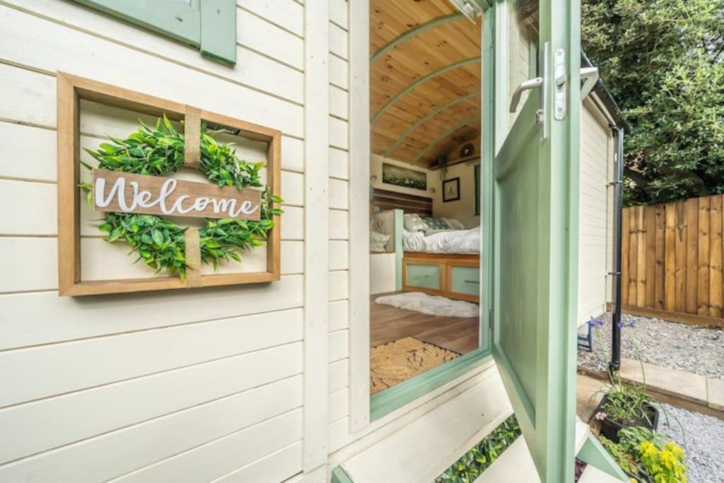 Spinney Retreats - 2 X Unique Shepherds Huts Dog Friendly Northampton Exterior photo