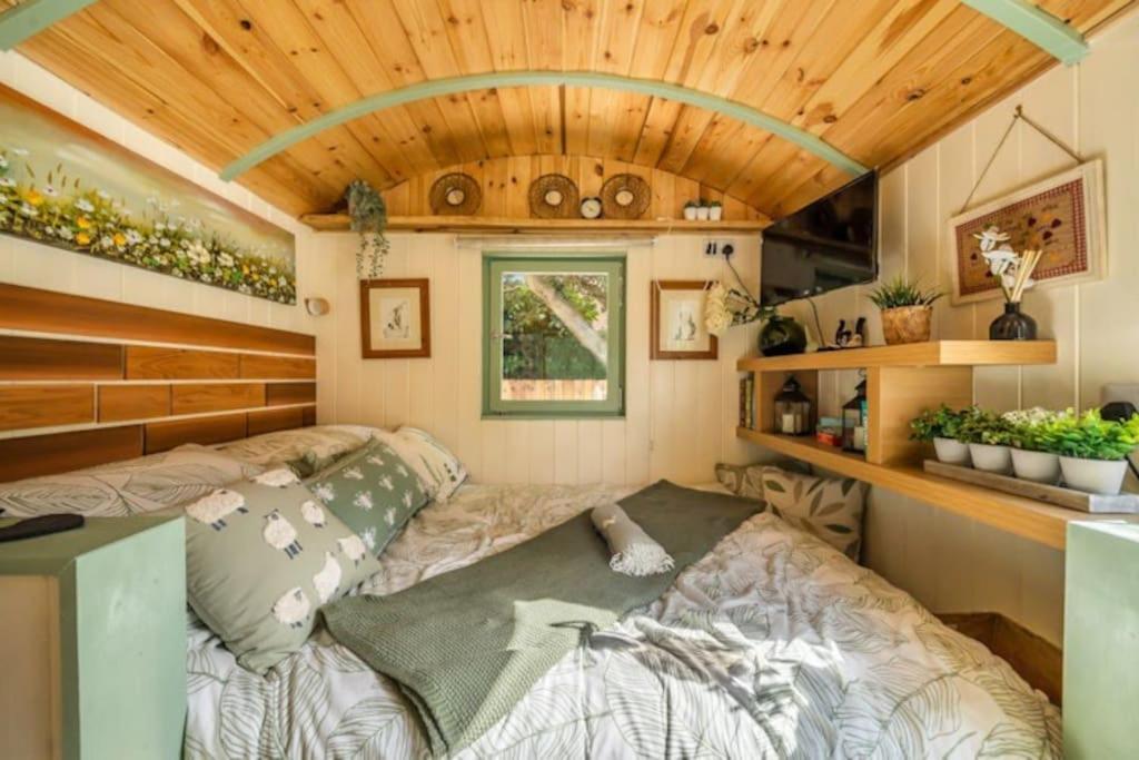 Spinney Retreats - 2 X Unique Shepherds Huts Dog Friendly Northampton Exterior photo