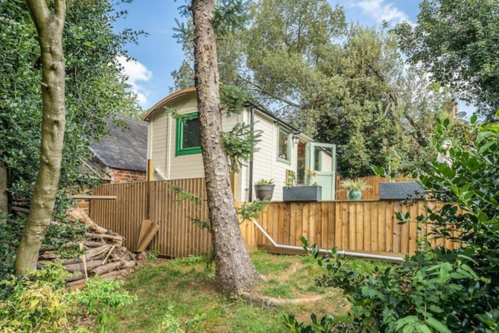 Spinney Retreats - 2 X Unique Shepherds Huts Dog Friendly Northampton Exterior photo
