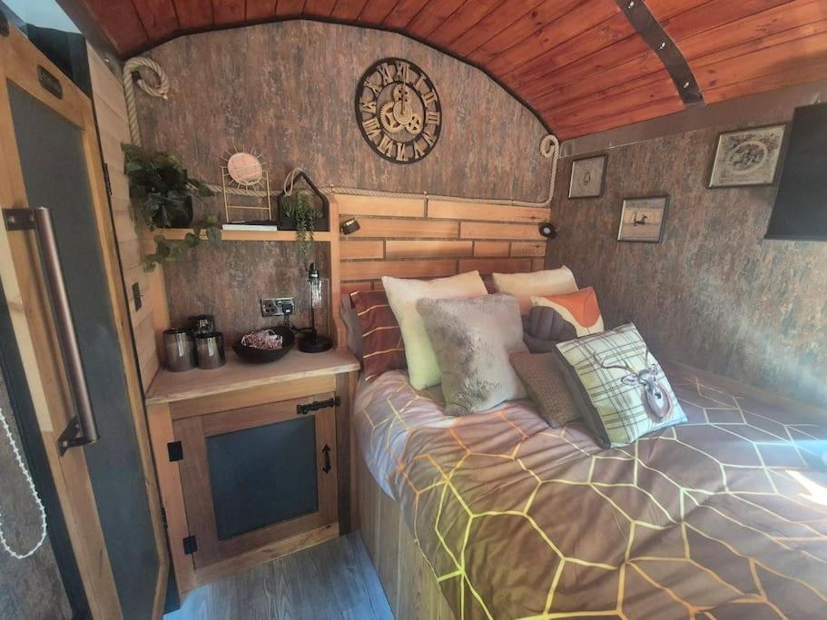Spinney Retreats - 2 X Unique Shepherds Huts Dog Friendly Northampton Exterior photo